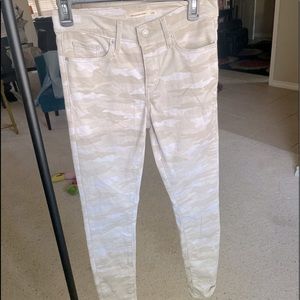 Beige camo print Levi’s jeans